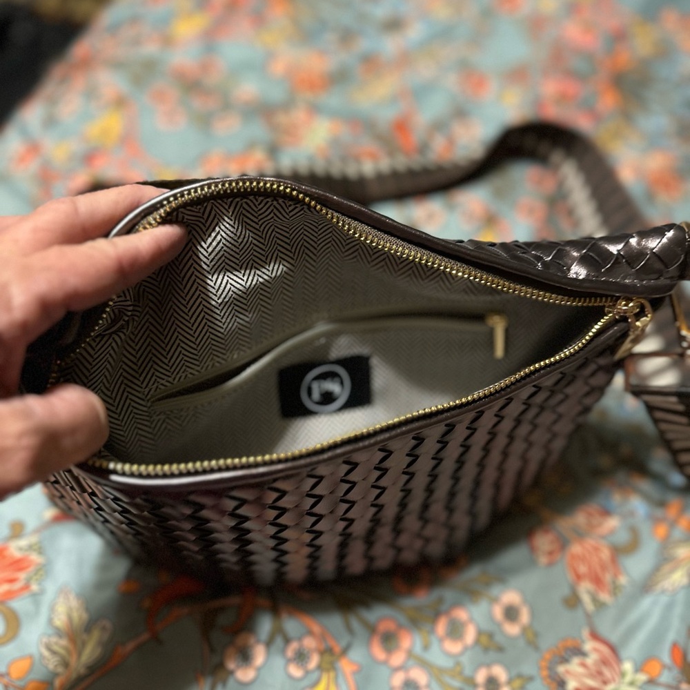 Chic Brown Woven Shoulder Bag - Picture 2 of 2